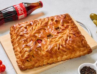 Сеть пироговых «Штолле» представила две сытные новинки: пирог «Чизбургер» и пирог «Гамбургер»